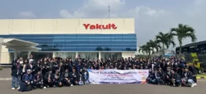 Foto Mahasiswa STIE UBS di depan kantor Yakult